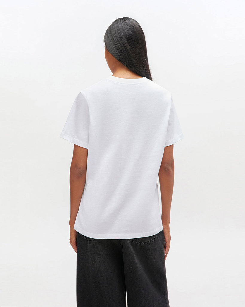 Luźny, bawełniany, biały t-shirt 4334 BASIC COTTON JERSEY NEON PUPPY GANNI z okrągłym dekoltem i krótkim, szerokim rękawem. Z przodu posiada grafikę z uroczym pieskiem oraz logo GANNI. Wykonany z miękkiej bawełny organicznej. Idealny z jeansami lub spódnicą.