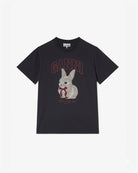 Luźny, bawełniany, ciemnoszary t-shirt BASIC COTTON JERSEY Grey Bunny GANNI z okrągłym dekoltem i krótkim, szerokim rękawem. Z przodu posiada grafikę z uroczym króliczkiem oraz logo GANNI. Wykonany z miękkiej bawełny organicznej. Idealny z jeansami lub spódnicą.

-Luźny fason

-Miękka bawełna organiczna&nbsp;

-Zamów t-shirt w swoim standardowym rozmiarze. Jeśli chcesz, żeby był bardziej oversizowy - zamów go w większym rozmiarze.