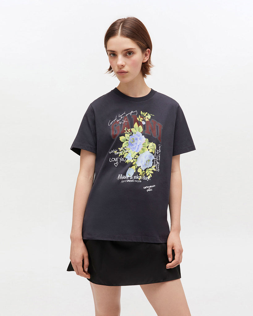 Luźny, bawełniany, ciemnoszary t-shirt 4342 BASIC COTTON JERSEY ROSE GANNI z okrągłym dekoltem i krótkim, szerokim rękawem. Z przodu posiada grafikę z różami, napis 'Have a nice day' oraz logo GANNI. Wykonany z miękkiej bawełny organicznej. Idealny z jeansami lub spódnicą.