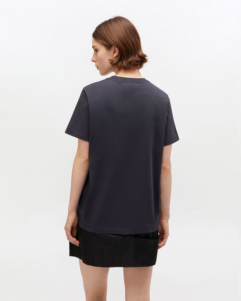 Luźny, bawełniany, ciemnoszary t-shirt 4342 BASIC COTTON JERSEY ROSE GANNI z okrągłym dekoltem i krótkim, szerokim rękawem. Z przodu posiada grafikę z różami, napis 'Have a nice day' oraz logo GANNI. Wykonany z miękkiej bawełny organicznej. Idealny z jeansami lub spódnicą.