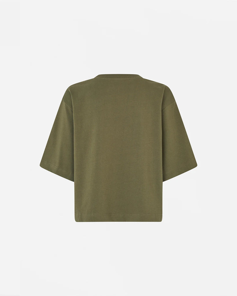 Luźny t-shirt Jiana Ivy Green w kolorze zielonym z okrągłym dekoltem i obniżonymi ramionami. Na prawej piersi wytłoczone jest logo marki. Wykonany z miękkiej, grubej bawełny organicznej. Idealnie pasuje do klasycznych jeansów lub spodni.