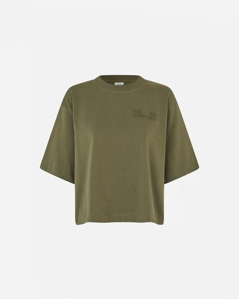 Luźny t-shirt Jiana Ivy Green w kolorze zielonym z okrągłym dekoltem i obniżonymi ramionami. Na prawej piersi wytłoczone jest logo marki. Wykonany z miękkiej, grubej bawełny organicznej. Idealnie pasuje do klasycznych jeansów lub spodni.