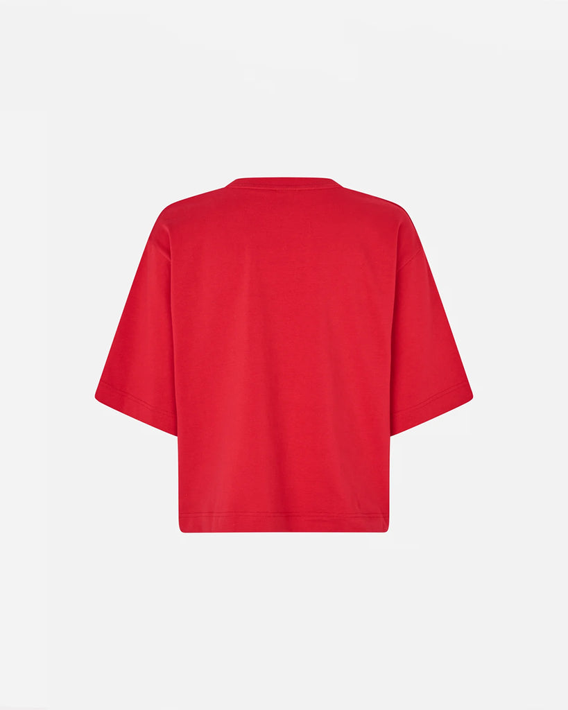 Luźny t-shirt Jiana Crimson Red w kolorze czerwonym z okrągłym dekoltem i obniżonymi ramionami. Na prawej piersi wytłoczone jest logo marki. Wykonany z miękkiej, grubej bawełny organicznej. Idealnie pasuje do klasycznych jeansów lub spodni.