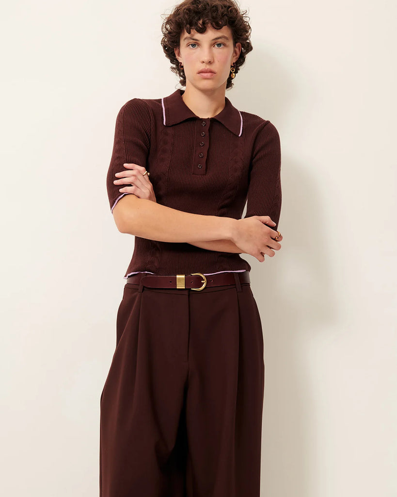 Brązowa koszulka Polo Jodi Espresso marki Sessun z rękawami do łokcia wykonana z prążkowanej dzianiny z ażurowymi detalami. Posiada zapięcia na guziki oraz kontrastowe wykończenia kołnierza i rękawów.&nbsp;