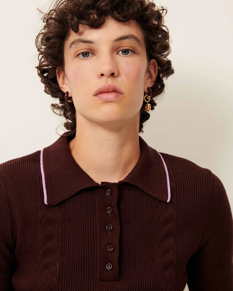 Brązowa koszulka Polo Jodi Espresso marki Sessun z rękawami do łokcia wykonana z prążkowanej dzianiny z ażurowymi detalami. Posiada zapięcia na guziki oraz kontrastowe wykończenia kołnierza i rękawów.&nbsp;