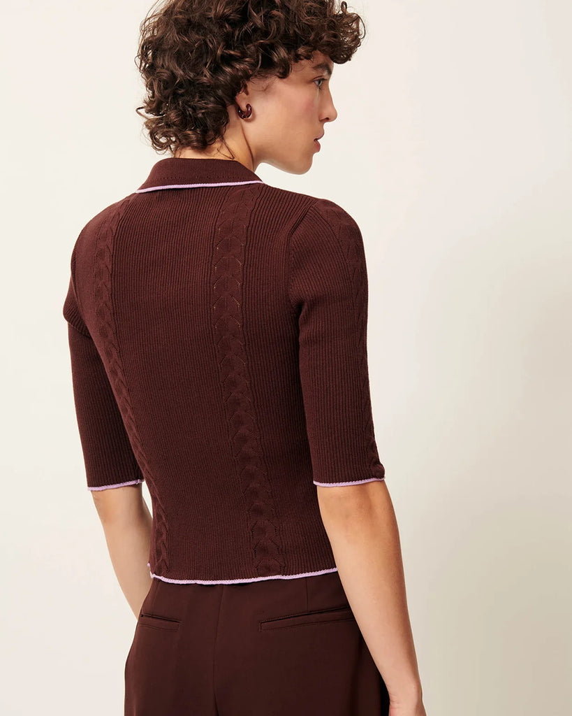 Brązowa koszulka Polo Jodi Espresso marki Sessun z rękawami do łokcia wykonana z prążkowanej dzianiny z ażurowymi detalami. Posiada zapięcia na guziki oraz kontrastowe wykończenia kołnierza i rękawów.&nbsp;