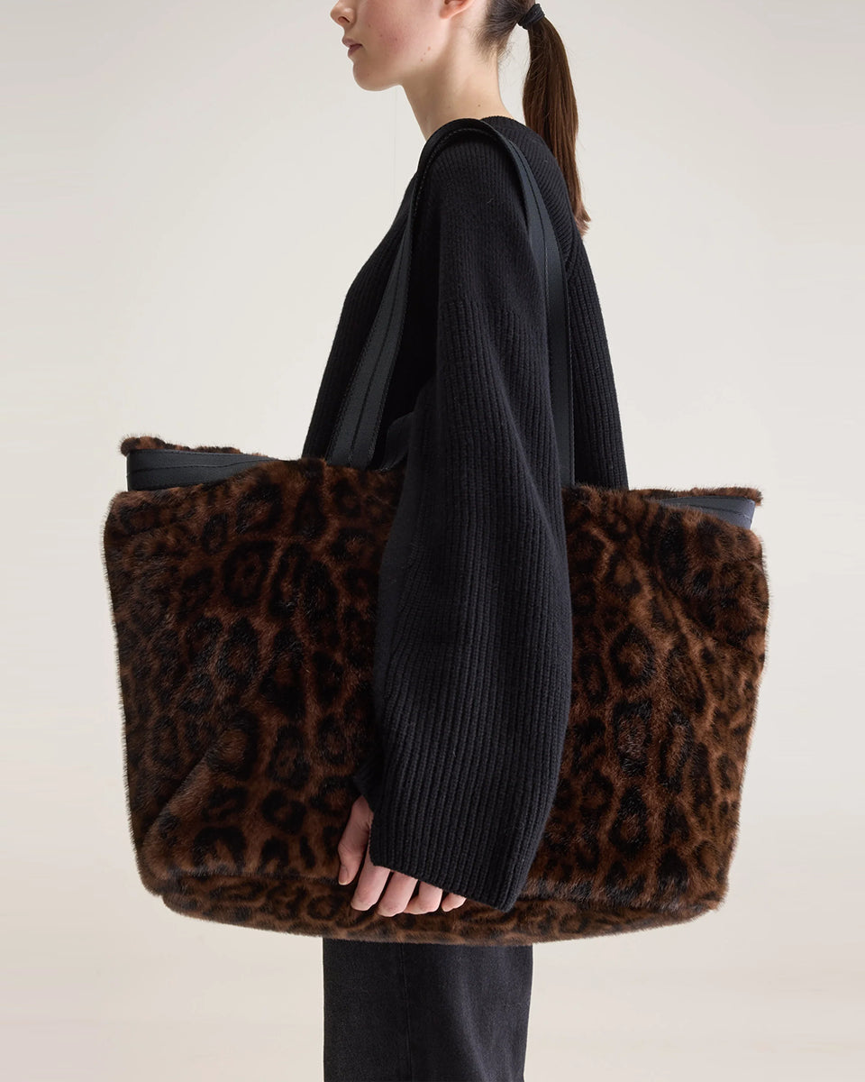 Duża torba typu tote Jommie Leopard marki Bellerose ze sztucznego futra w panterkę. Wyposażona w długie uchwyty z taśmy oraz krótsze- do noszenia w dłoni. Wnętrze wykonane jest z bawełnianego diagonalu z kieszenią na suwak i zapięciem na zatrzask.&nbsp;