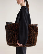 Duża torba typu tote Jommie Leopard marki Bellerose ze sztucznego futra w panterkę. Wyposażona w długie uchwyty z taśmy oraz krótsze- do noszenia w dłoni. Wnętrze wykonane jest z bawełnianego diagonalu z kieszenią na suwak i zapięciem na zatrzask.&nbsp;