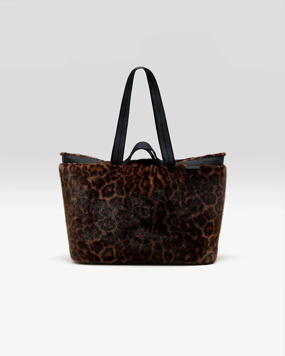 Duża torba typu tote Jommie Leopard marki Bellerose ze sztucznego futra w panterkę. Wyposażona w długie uchwyty z taśmy oraz krótsze- do noszenia w dłoni. Wnętrze wykonane jest z bawełnianego diagonalu z kieszenią na suwak i zapięciem na zatrzask.&nbsp;