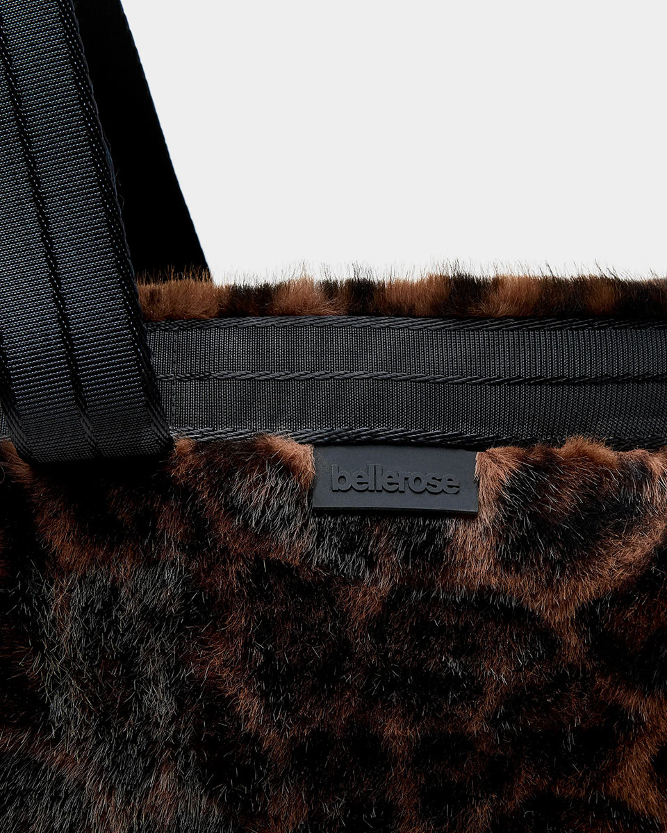 Duża torba typu tote Jommie Leopard marki Bellerose ze sztucznego futra w panterkę. Wyposażona w długie uchwyty z taśmy oraz krótsze- do noszenia w dłoni. Wnętrze wykonane jest z bawełnianego diagonalu z kieszenią na suwak i zapięciem na zatrzask.&nbsp;