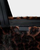 Duża torba typu tote Jommie Leopard marki Bellerose ze sztucznego futra w panterkę. Wyposażona w długie uchwyty z taśmy oraz krótsze- do noszenia w dłoni. Wnętrze wykonane jest z bawełnianego diagonalu z kieszenią na suwak i zapięciem na zatrzask.&nbsp;