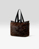 Duża torba typu tote Jommie Leopard marki Bellerose ze sztucznego futra w panterkę. Wyposażona w długie uchwyty z taśmy oraz krótsze- do noszenia w dłoni. Wnętrze wykonane jest z bawełnianego diagonalu z kieszenią na suwak i zapięciem na zatrzask.&nbsp;