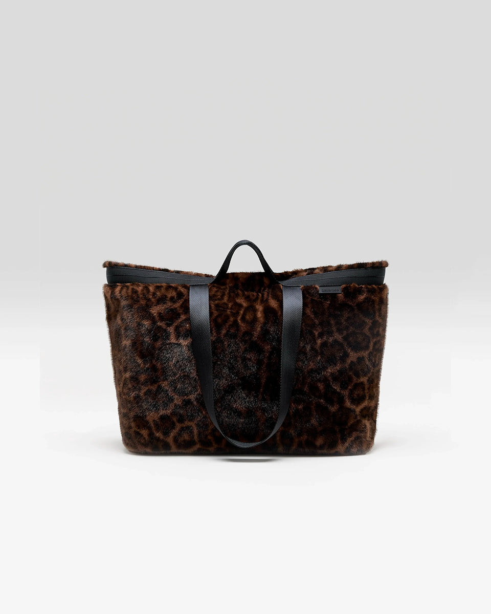 Duża torba typu tote Jommie Leopard marki Bellerose ze sztucznego futra w panterkę. Wyposażona w długie uchwyty z taśmy oraz krótsze- do noszenia w dłoni. Wnętrze wykonane jest z bawełnianego diagonalu z kieszenią na suwak i zapięciem na zatrzask.&nbsp;