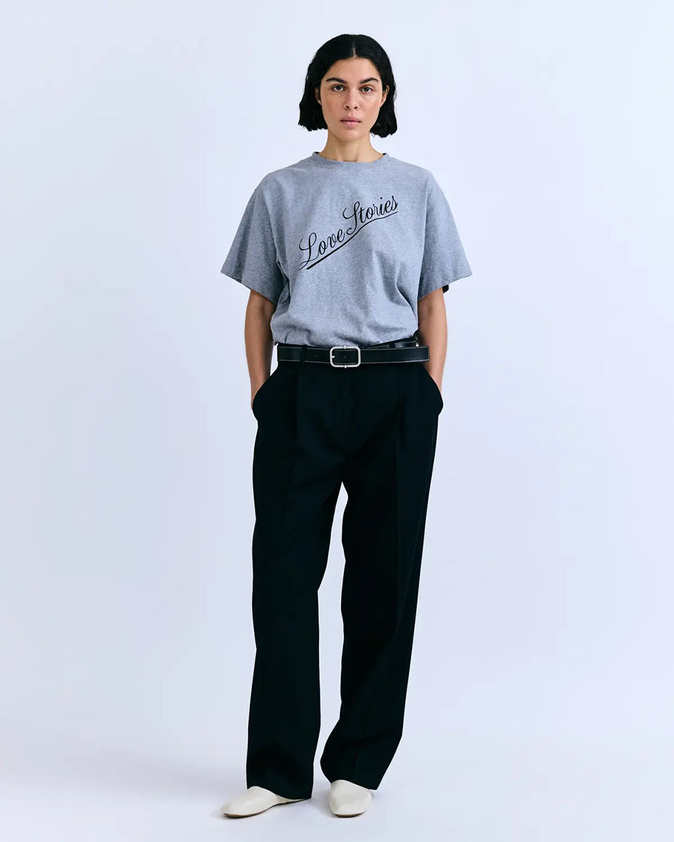 Luźny t-shirt o prostym kroju Josie Love Stories z dużym, kontrastowym napisem. Koszulka ma prosty krój i okrągły dekolt. Wykonana z miękkiej bawełny.&nbsp;

-Zamów t-shirt w swoim normalnym rozmiarze