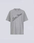 Luźny t-shirt o prostym kroju Josie Love Stories z dużym, kontrastowym napisem. Koszulka ma prosty krój i okrągły dekolt. Wykonana z miękkiej bawełny.&nbsp;

-Zamów t-shirt w swoim normalnym rozmiarze