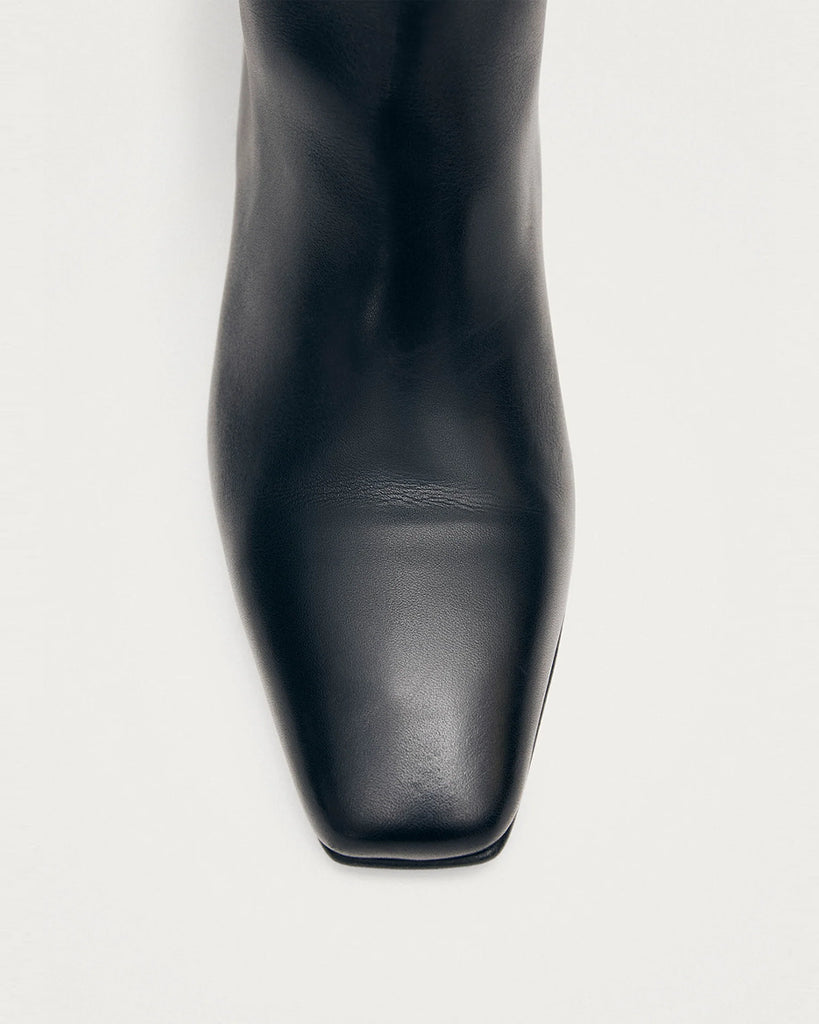 Czarne Kozaki ALOHAS Kalila Black Leather na obcasie typu kaczuszek. Kozaki do kolan wykonane z czarnej skóry z wydłużonymi, kwadratowymi noskami i niskim obcasem, który zapewnia wygodę. Efektowne marszczenia na cholewce dodają im charakteru, który przyciągnie uwagę każdej stylizacji.&nbsp;