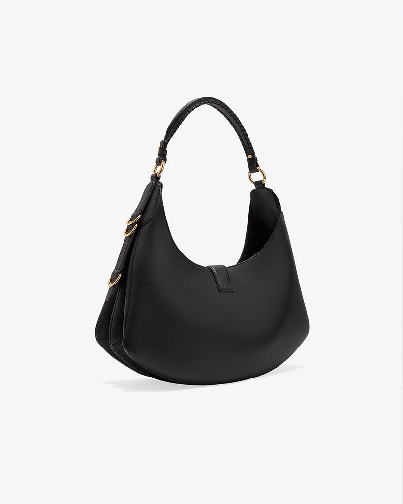 Ponadczasowa, czarna torebka Kat Small 6998 GANNI black w stylu souffle o zaokrąglonym kształcie, z paskiem na ramię i detalami w kształcie D-ringów z boku. Posiada zapięcie z przodu, z charakterystycznym złotym detalem GANNI Butterfly. Ma jedną, główną kieszeń otwartą. Wykonana z opatentowanego przez markę, ekologicznego materiału bedącego połączeniem skóry z recyclingu oraz syntetycznych włókien. Uniwersalny rozmiar torebki sprawia, że będzie idealna zarówno na codzień, jak i na eleganckie okazje.&nbsp;