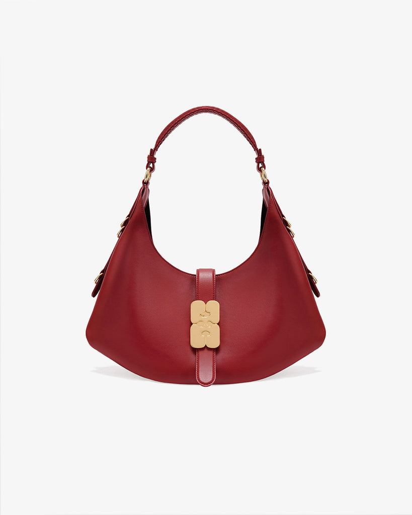 Ponadczasowa, czerwona torebka Kat Small 7077 GANNI Red Dahlia w stylu souffle o zaokrąglonym kształcie, z paskiem na ramię i detalami w kształcie D-ringów z boku. Posiada zapięcie z przodu, z charakterystycznym złotym detalem GANNI Butterfly. Ma jedną, główną kieszeń otwartą. Wykonana z opatentowanego przez markę, ekologicznego materiału bedącego połączeniem skóry z recyclingu oraz syntetycznych włókien. Uniwersalny rozmiar torebki sprawia, że będzie idealna zarówno na codzień, jak i na eleganckie okazje.&