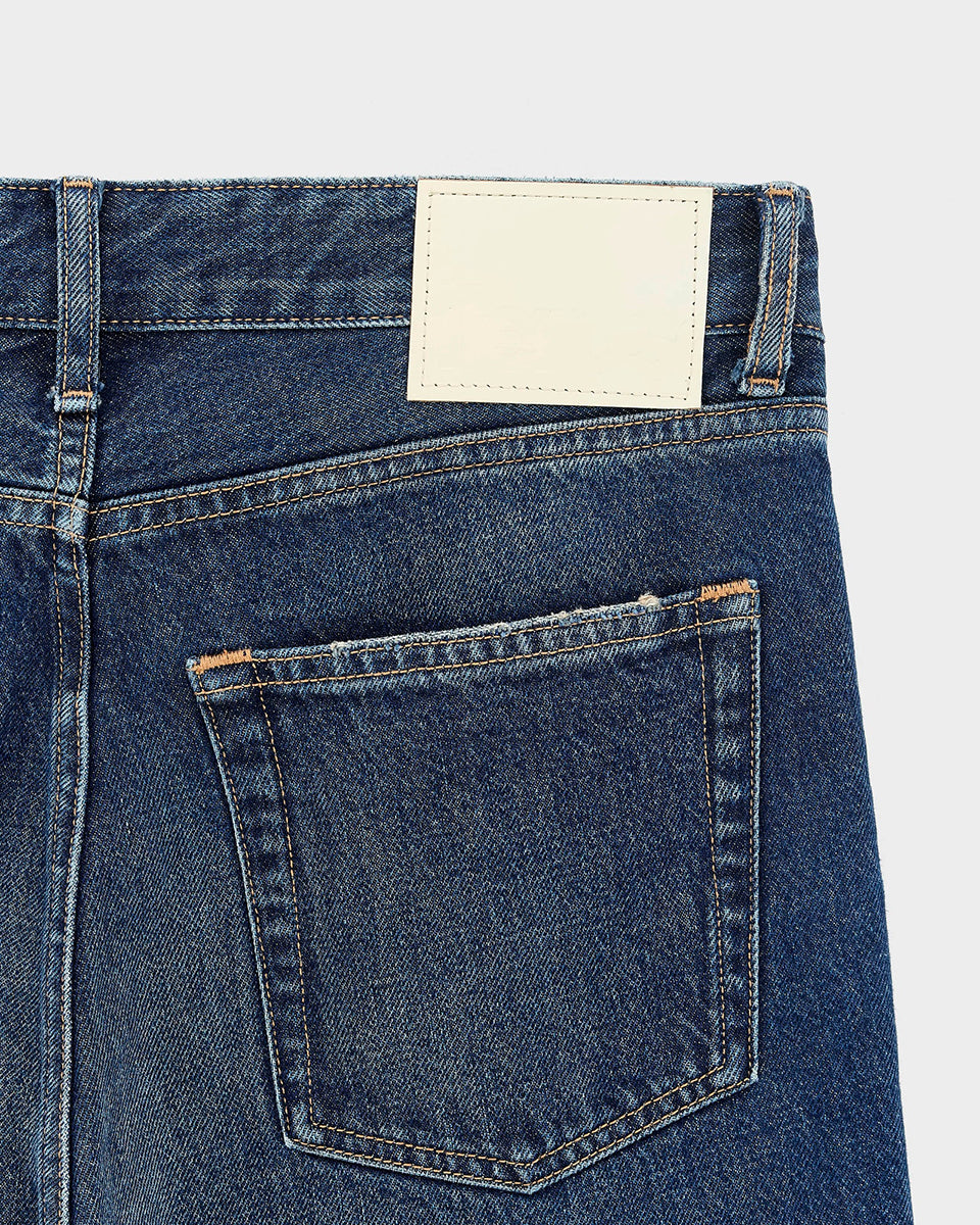 Jeansy o luźnym kroju 35/Katy Vintage dk Blue marki Bellerose z prostymi nogawkami i średnim stanem. Model o wydłużonej długości, wykonany z ciemnoniebieskiego dżinsu w stylu vintage. Bez dodatku streczu. Zapinane na zamek błyskawiczny.

-Luźny krój zapewniający swobodne dopasowanie

-Proste nogawki i średni stan

-Ciemnoniebieski jeans w stylu vintage