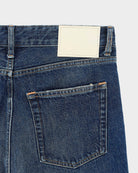 Jeansy o luźnym kroju 35/Katy Vintage dk Blue marki Bellerose z prostymi nogawkami i średnim stanem. Model o wydłużonej długości, wykonany z ciemnoniebieskiego dżinsu w stylu vintage. Bez dodatku streczu. Zapinane na zamek błyskawiczny.

-Luźny krój zapewniający swobodne dopasowanie

-Proste nogawki i średni stan

-Ciemnoniebieski jeans w stylu vintage
