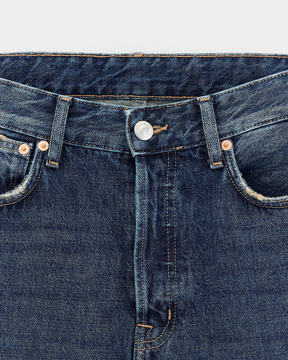 Jeansy o luźnym kroju 35/Katy Vintage dk Blue marki Bellerose z prostymi nogawkami i średnim stanem. Model o wydłużonej długości, wykonany z ciemnoniebieskiego dżinsu w stylu vintage. Bez dodatku streczu. Zapinane na zamek błyskawiczny.

-Luźny krój zapewniający swobodne dopasowanie

-Proste nogawki i średni stan

-Ciemnoniebieski jeans w stylu vintage