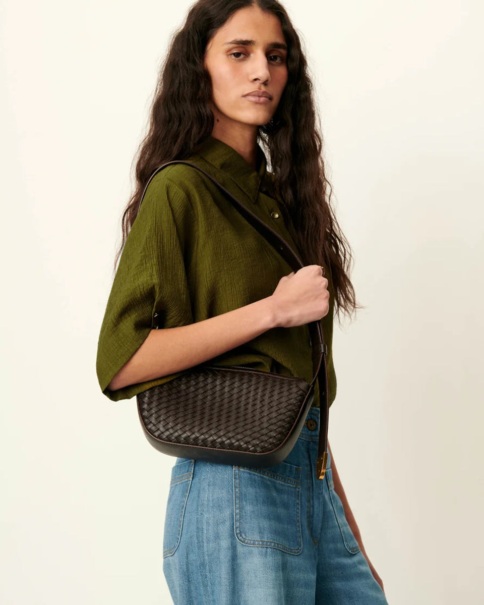 Luźna, krótka koszula Kayla Agave Green marki Sessun z klasycznym kołnierzykiem i krótkim rękawem z biżuteryjnymi guzikami przy mankietach. Zapinana z przodu na ozdobne guziki. Na plecach posiada płaskie zakładki, które dodają lekkości. Wykonana z mieszanki z wiskozą. To idealna propozycja na cieplejsze dni.&nbsp;

-Luźny, krótki fason

-Ozdobne guziki

-Zamów koszulę w swoim standardowym rozmiarze