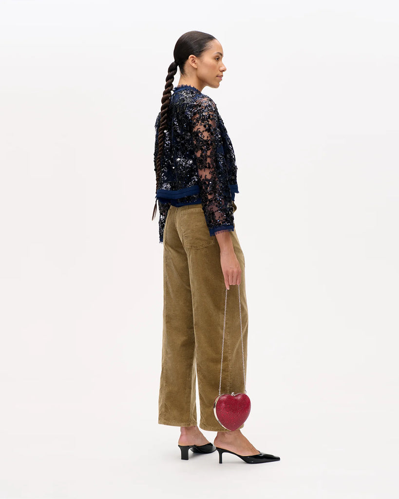 Metalowa Torebka Kenz Crimson Red w kształcie serca z połyskującymi kryształkami. Ma podszewkę i zapięcie na zatrzask u góry oraz odpinany pasek na łańcuszku, który oferuje wiele możliwości, ponieważ można ją nosić jako listonoszkę lub kopertówkę. Zestaw ją z sukienką wieczorową i szpilkami lub codziennymi stylizacjami.&nbsp;