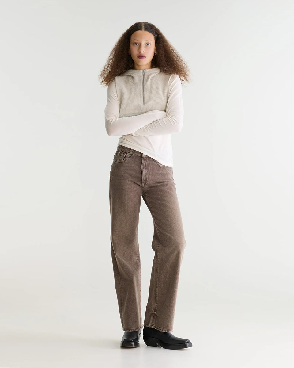 Jeansy o kroju slim fit 43/Kia Used Brown marki Bellerose z prostymi nogawkami i średnim stanem. Wykonane z elastycznego dżinsu o efekcie lekkiego zużycia, co zapewnia wygodę i elastyczne dopasowanie do sylwetki. Zapinane na zamek błyskawiczny.

-Krój slim fit: lekko zwężane i dopasowane w biodrach, lecz nieobcisłe&nbsp;

-Średni stan

-Elastyczny dżins&nbsp;

-Zamów jeansy w swoim standardowym rozmiarze