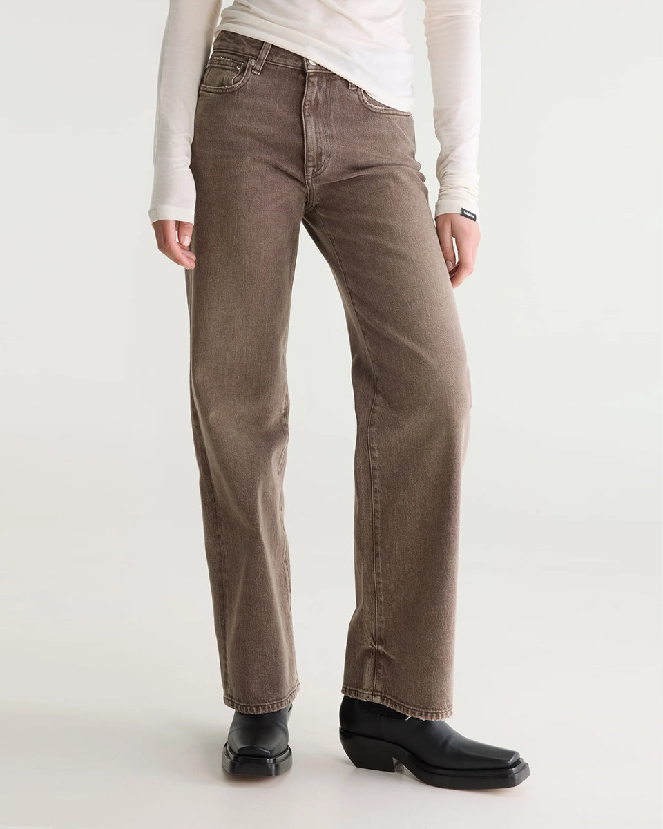 Jeansy o kroju slim fit 43/Kia Used Brown marki Bellerose z prostymi nogawkami i średnim stanem. Wykonane z elastycznego dżinsu o efekcie lekkiego zużycia, co zapewnia wygodę i elastyczne dopasowanie do sylwetki. Zapinane na zamek błyskawiczny.

-Krój slim fit: lekko zwężane i dopasowane w biodrach, lecz nieobcisłe&nbsp;

-Średni stan

-Elastyczny dżins&nbsp;

-Zamów jeansy w swoim standardowym rozmiarze