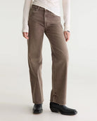 Jeansy o kroju slim fit 43/Kia Used Brown marki Bellerose z prostymi nogawkami i średnim stanem. Wykonane z elastycznego dżinsu o efekcie lekkiego zużycia, co zapewnia wygodę i elastyczne dopasowanie do sylwetki. Zapinane na zamek błyskawiczny.

-Krój slim fit: lekko zwężane i dopasowane w biodrach, lecz nieobcisłe&nbsp;

-Średni stan

-Elastyczny dżins&nbsp;

-Zamów jeansy w swoim standardowym rozmiarze
