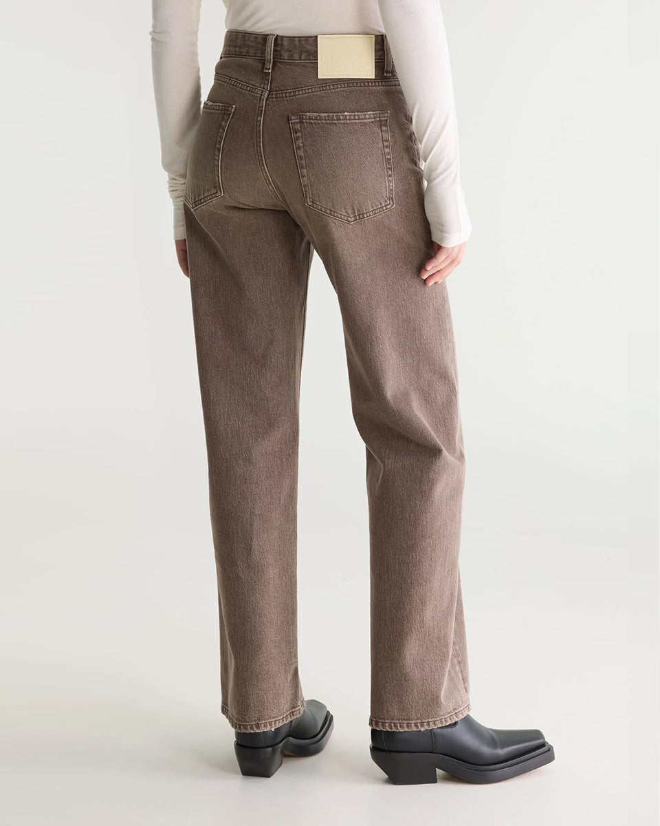 Jeansy o kroju slim fit 43/Kia Used Brown marki Bellerose z prostymi nogawkami i średnim stanem. Wykonane z elastycznego dżinsu o efekcie lekkiego zużycia, co zapewnia wygodę i elastyczne dopasowanie do sylwetki. Zapinane na zamek błyskawiczny.

-Krój slim fit: lekko zwężane i dopasowane w biodrach, lecz nieobcisłe&nbsp;

-Średni stan

-Elastyczny dżins&nbsp;

-Zamów jeansy w swoim standardowym rozmiarze