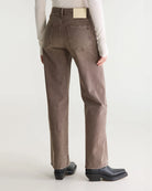 Jeansy o kroju slim fit 43/Kia Used Brown marki Bellerose z prostymi nogawkami i średnim stanem. Wykonane z elastycznego dżinsu o efekcie lekkiego zużycia, co zapewnia wygodę i elastyczne dopasowanie do sylwetki. Zapinane na zamek błyskawiczny.

-Krój slim fit: lekko zwężane i dopasowane w biodrach, lecz nieobcisłe&nbsp;

-Średni stan

-Elastyczny dżins&nbsp;

-Zamów jeansy w swoim standardowym rozmiarze