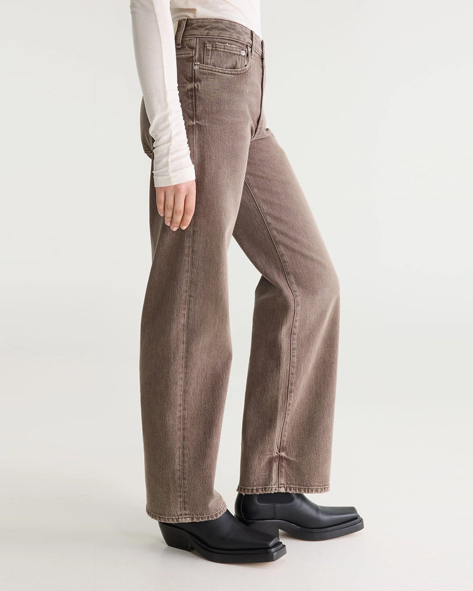 Jeansy o kroju slim fit 43/Kia Used Brown marki Bellerose z prostymi nogawkami i średnim stanem. Wykonane z elastycznego dżinsu o efekcie lekkiego zużycia, co zapewnia wygodę i elastyczne dopasowanie do sylwetki. Zapinane na zamek błyskawiczny.

-Krój slim fit: lekko zwężane i dopasowane w biodrach, lecz nieobcisłe&nbsp;

-Średni stan

-Elastyczny dżins&nbsp;

-Zamów jeansy w swoim standardowym rozmiarze