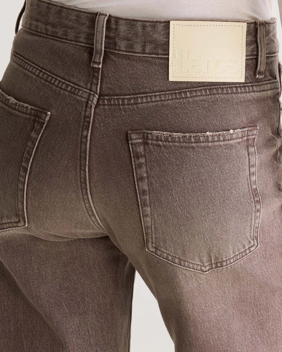 Jeansy o kroju slim fit 43/Kia Used Brown marki Bellerose z prostymi nogawkami i średnim stanem. Wykonane z elastycznego dżinsu o efekcie lekkiego zużycia, co zapewnia wygodę i elastyczne dopasowanie do sylwetki. Zapinane na zamek błyskawiczny.

-Krój slim fit: lekko zwężane i dopasowane w biodrach, lecz nieobcisłe&nbsp;

-Średni stan

-Elastyczny dżins&nbsp;

-Zamów jeansy w swoim standardowym rozmiarze