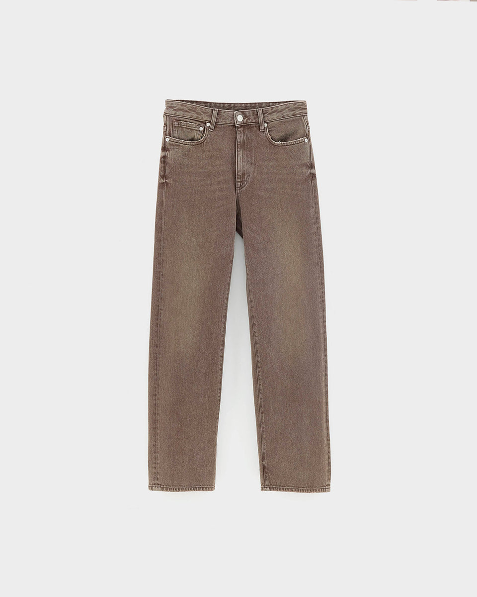 Jeansy o kroju slim fit 43/Kia Used Brown marki Bellerose z prostymi nogawkami i średnim stanem. Wykonane z elastycznego dżinsu o efekcie lekkiego zużycia, co zapewnia wygodę i elastyczne dopasowanie do sylwetki. Zapinane na zamek błyskawiczny.

-Krój slim fit: lekko zwężane i dopasowane w biodrach, lecz nieobcisłe&nbsp;

-Średni stan

-Elastyczny dżins&nbsp;

-Zamów jeansy w swoim standardowym rozmiarze