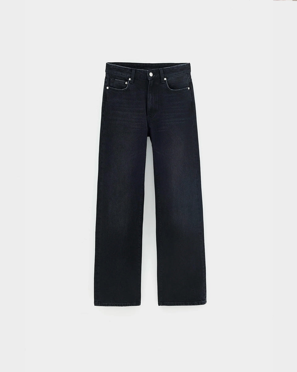 Jeansy o kroju slim fit 43/Kia Used Black marki Bellerose z prostymi nogawkami i średnim stanem. Wykonane z elastycznego dżinsu o efekcie lekkiego zużycia, co zapewnia wygodę i elastyczne dopasowanie do sylwetki. Zapinane na zamek błyskawiczny.

-Krój slim fit: lekko zwężane i dopasowane w biodrach, lecz nieobcisłe&nbsp;

-Średni stan

-Elastyczny dżins&nbsp;

-Zamów jeansy w swoim standardowym rozmiarze