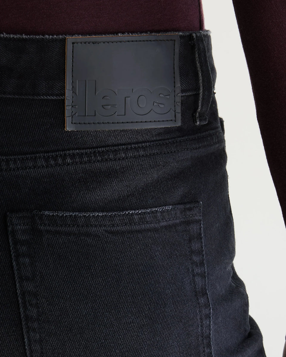 Jeansy o kroju slim fit 43/Kia Used Black marki Bellerose z prostymi nogawkami i średnim stanem. Wykonane z elastycznego dżinsu o efekcie lekkiego zużycia, co zapewnia wygodę i elastyczne dopasowanie do sylwetki. Zapinane na zamek błyskawiczny.

-Krój slim fit: lekko zwężane i dopasowane w biodrach, lecz nieobcisłe&nbsp;

-Średni stan

-Elastyczny dżins&nbsp;

-Zamów jeansy w swoim standardowym rozmiarze