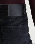 Jeansy o kroju slim fit 43/Kia Used Black marki Bellerose z prostymi nogawkami i średnim stanem. Wykonane z elastycznego dżinsu o efekcie lekkiego zużycia, co zapewnia wygodę i elastyczne dopasowanie do sylwetki. Zapinane na zamek błyskawiczny.

-Krój slim fit: lekko zwężane i dopasowane w biodrach, lecz nieobcisłe&nbsp;

-Średni stan

-Elastyczny dżins&nbsp;

-Zamów jeansy w swoim standardowym rozmiarze