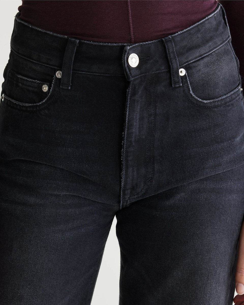 Jeansy o kroju slim fit 43/Kia Used Black marki Bellerose z prostymi nogawkami i średnim stanem. Wykonane z elastycznego dżinsu o efekcie lekkiego zużycia, co zapewnia wygodę i elastyczne dopasowanie do sylwetki. Zapinane na zamek błyskawiczny.

-Krój slim fit: lekko zwężane i dopasowane w biodrach, lecz nieobcisłe&nbsp;

-Średni stan

-Elastyczny dżins&nbsp;

-Zamów jeansy w swoim standardowym rozmiarze