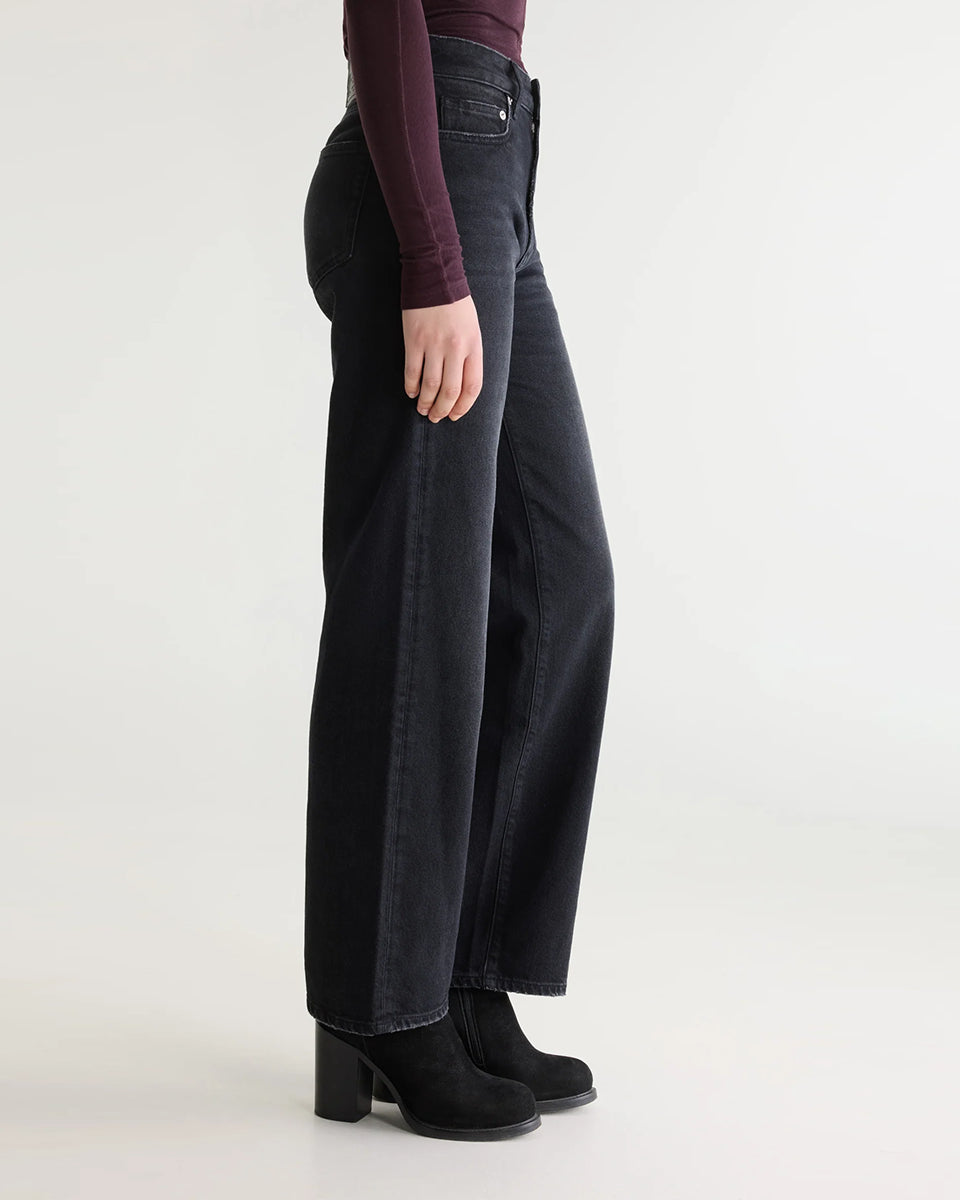 Jeansy o kroju slim fit 43/Kia Used Black marki Bellerose z prostymi nogawkami i średnim stanem. Wykonane z elastycznego dżinsu o efekcie lekkiego zużycia, co zapewnia wygodę i elastyczne dopasowanie do sylwetki. Zapinane na zamek błyskawiczny.

-Krój slim fit: lekko zwężane i dopasowane w biodrach, lecz nieobcisłe&nbsp;

-Średni stan

-Elastyczny dżins&nbsp;

-Zamów jeansy w swoim standardowym rozmiarze