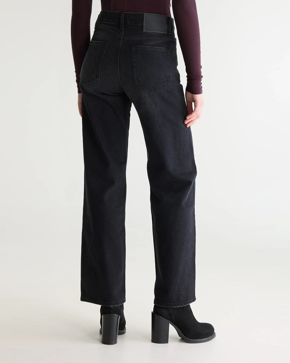 Jeansy o kroju slim fit 43/Kia Used Black marki Bellerose z prostymi nogawkami i średnim stanem. Wykonane z elastycznego dżinsu o efekcie lekkiego zużycia, co zapewnia wygodę i elastyczne dopasowanie do sylwetki. Zapinane na zamek błyskawiczny.

-Krój slim fit: lekko zwężane i dopasowane w biodrach, lecz nieobcisłe&nbsp;

-Średni stan

-Elastyczny dżins&nbsp;

-Zamów jeansy w swoim standardowym rozmiarze