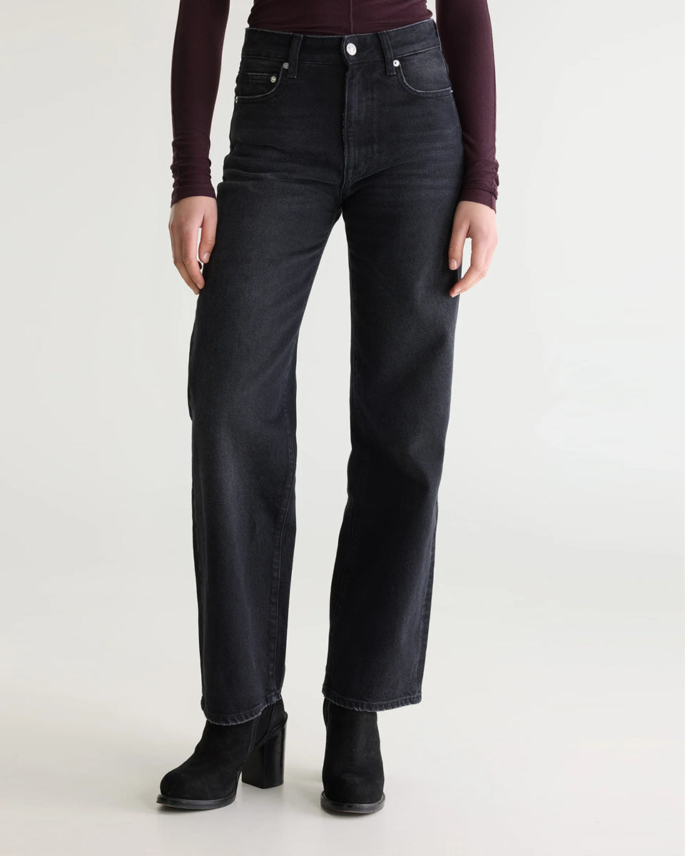 Jeansy o kroju slim fit 43/Kia Used Black marki Bellerose z prostymi nogawkami i średnim stanem. Wykonane z elastycznego dżinsu o efekcie lekkiego zużycia, co zapewnia wygodę i elastyczne dopasowanie do sylwetki. Zapinane na zamek błyskawiczny.

-Krój slim fit: lekko zwężane i dopasowane w biodrach, lecz nieobcisłe&nbsp;

-Średni stan

-Elastyczny dżins&nbsp;

-Zamów jeansy w swoim standardowym rozmiarze