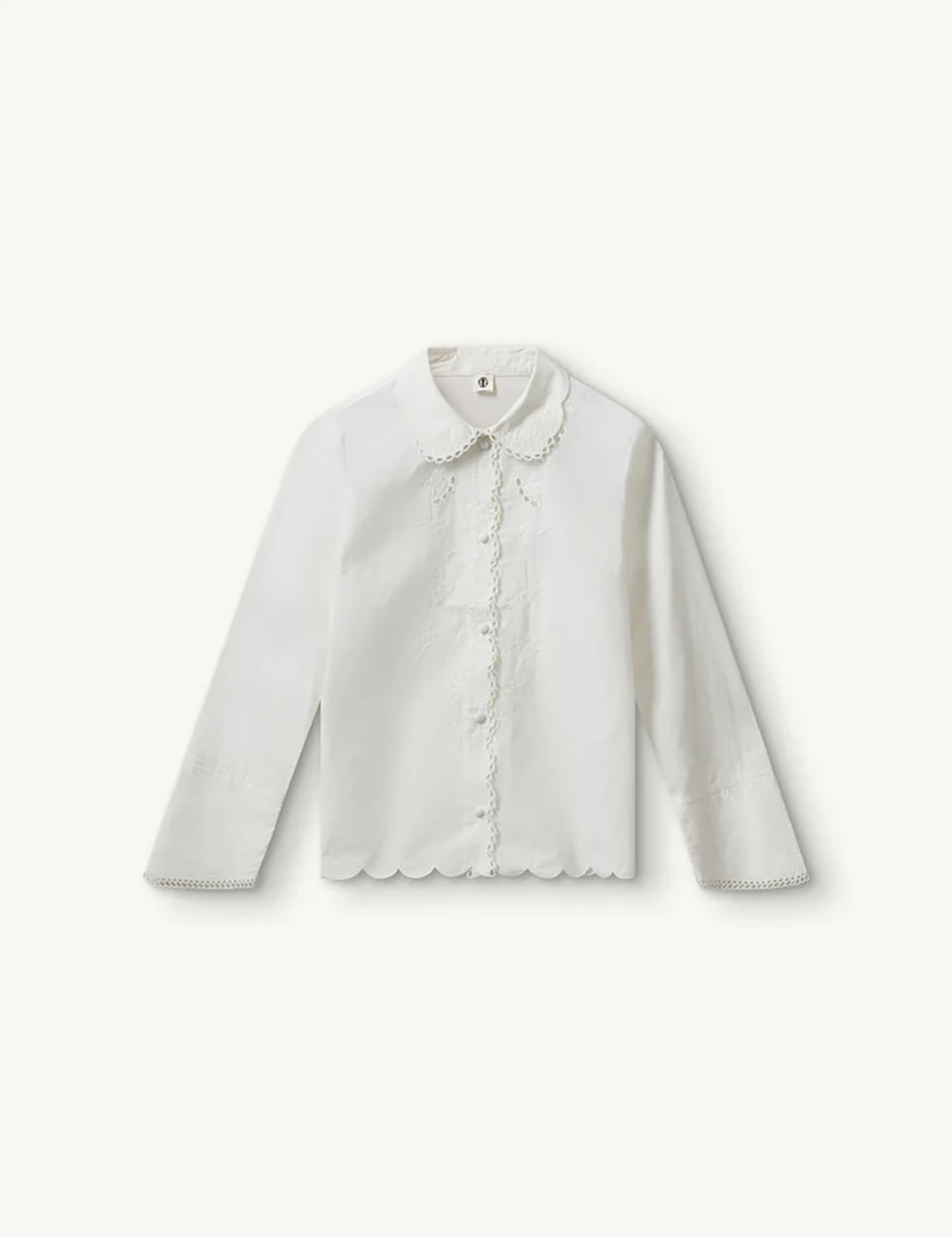 Romantyczna, klasyczna koszula Kirsten Collar White marki The Garment z zaokrąglonym kołnierzykiem z haftem angielskim i ażurowymi wycięciami. Posiada bardzo wysokie, eleganckie mankiety. Na piersiach i wzdłuż linii guzików znajdują się delikatne, kwiatowe hafty. Zapinana na drobne guziki. Brzeg koszuli oraz listwa guzikowa wykończone są falistym brzegiem. Wykonana z bawełny organicznej.

-Ozdobiona haftem angielskim

-Faliste brzegi

-Zamów koszulę w swoim standardowym rozmiarze