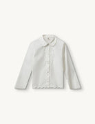 Romantyczna, klasyczna koszula Kirsten Collar White marki The Garment z zaokrąglonym kołnierzykiem z haftem angielskim i ażurowymi wycięciami. Posiada bardzo wysokie, eleganckie mankiety. Na piersiach i wzdłuż linii guzików znajdują się delikatne, kwiatowe hafty. Zapinana na drobne guziki. Brzeg koszuli oraz listwa guzikowa wykończone są falistym brzegiem. Wykonana z bawełny organicznej.

-Ozdobiona haftem angielskim

-Faliste brzegi

-Zamów koszulę w swoim standardowym rozmiarze