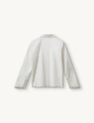 Romantyczna, klasyczna koszula Kirsten Collar White marki The Garment z zaokrąglonym kołnierzykiem z haftem angielskim i ażurowymi wycięciami. Posiada bardzo wysokie, eleganckie mankiety. Na piersiach i wzdłuż linii guzików znajdują się delikatne, kwiatowe hafty. Zapinana na drobne guziki. Brzeg koszuli oraz listwa guzikowa wykończone są falistym brzegiem. Wykonana z bawełny organicznej.

-Ozdobiona haftem angielskim

-Faliste brzegi

-Zamów koszulę w swoim standardowym rozmiarze