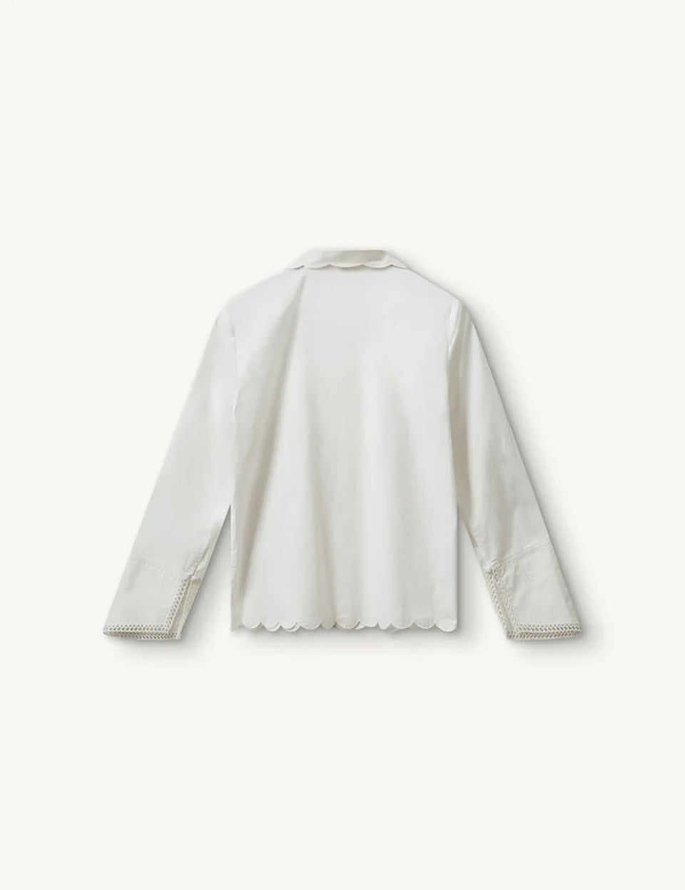 Romantyczna, klasyczna koszula Kirsten Collar White marki The Garment z zaokrąglonym kołnierzykiem z haftem angielskim i ażurowymi wycięciami. Posiada bardzo wysokie, eleganckie mankiety. Na piersiach i wzdłuż linii guzików znajdują się delikatne, kwiatowe hafty. Zapinana na drobne guziki. Brzeg koszuli oraz listwa guzikowa wykończone są falistym brzegiem. Wykonana z bawełny organicznej.

-Ozdobiona haftem angielskim

-Faliste brzegi

-Zamów koszulę w swoim standardowym rozmiarze