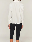 Romantyczna, klasyczna koszula Kirsten Collar White marki The Garment z zaokrąglonym kołnierzykiem z haftem angielskim i ażurowymi wycięciami. Posiada bardzo wysokie, eleganckie mankiety. Na piersiach i wzdłuż linii guzików znajdują się delikatne, kwiatowe hafty. Zapinana na drobne guziki. Brzeg koszuli oraz listwa guzikowa wykończone są falistym brzegiem. Wykonana z bawełny organicznej.

-Ozdobiona haftem angielskim

-Faliste brzegi

-Zamów koszulę w swoim standardowym rozmiarze