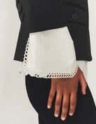 Romantyczna, klasyczna koszula Kirsten Collar White marki The Garment z zaokrąglonym kołnierzykiem z haftem angielskim i ażurowymi wycięciami. Posiada bardzo wysokie, eleganckie mankiety. Na piersiach i wzdłuż linii guzików znajdują się delikatne, kwiatowe hafty. Zapinana na drobne guziki. Brzeg koszuli oraz listwa guzikowa wykończone są falistym brzegiem. Wykonana z bawełny organicznej.

-Ozdobiona haftem angielskim

-Faliste brzegi

-Zamów koszulę w swoim standardowym rozmiarze