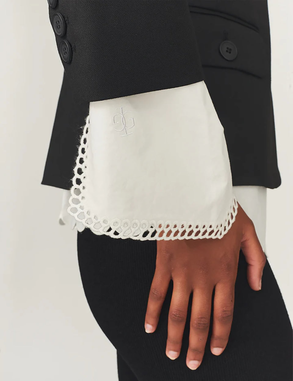 Romantyczna, klasyczna koszula Kirsten Collar White marki The Garment z zaokrąglonym kołnierzykiem z haftem angielskim i ażurowymi wycięciami. Posiada bardzo wysokie, eleganckie mankiety. Na piersiach i wzdłuż linii guzików znajdują się delikatne, kwiatowe hafty. Zapinana na drobne guziki. Brzeg koszuli oraz listwa guzikowa wykończone są falistym brzegiem. Wykonana z bawełny organicznej.

-Ozdobiona haftem angielskim

-Faliste brzegi

-Zamów koszulę w swoim standardowym rozmiarze