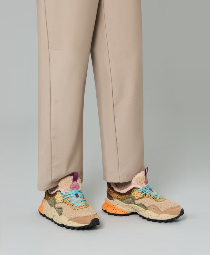 Sneakersy Kotetsu Teddy japońskiej marki Flower Mountain na lekkiej podeszwie z gumowym, traktorowym spodem. Wykonane z technicznej tkaniny oraz z kolorowych, zamszowych elementów dekorowanych, drobnymi, ażurowymi wzorkami. Dodatkowym atutem jest kolorowy kożuszek przy cholewce zapewniający komfort podczas zimowych spacerów po mieście. Wiązane za pomocą sznurówek inspirowanych obuwiem trekkingowym. Wewnątrz posiadają antybakteryjną, naturalną wkładkę z korka.